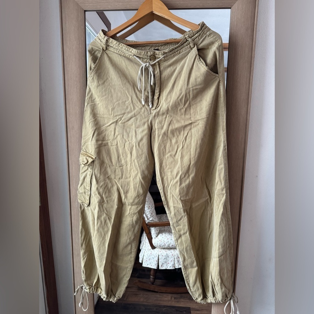 Young, Fabulous and Broke Balloon Style Cargo Pants Medium